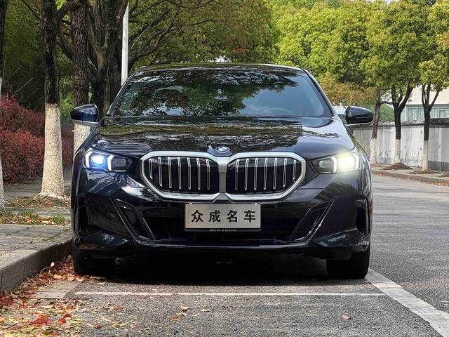 BMW 5 Series 2025 530Li Líder M Conjunto deportivo exterior foto 2 BMW 5 Series 2025 530Li Líder M Conjunto deportivo exterior foto 2