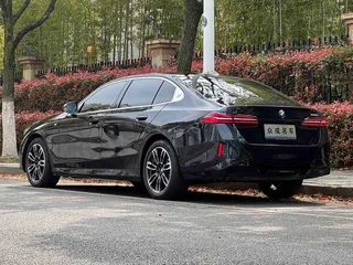 BMW 5 Series 2025 530Li Líder M Conjunto deportivo exterior foto 3 BMW 5 Series 2025 530Li Líder M Conjunto deportivo exterior foto 3
