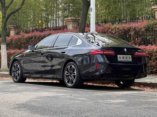 BMW 5 Series 2025 530Li Líder M Conjunto deportivo exterior foto 3 BMW 5 Series 2025 530Li Líder M Conjunto deportivo exterior foto 3