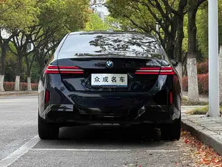BMW 5 Series 2025 530Li Líder M Conjunto deportivo exterior foto 4 BMW 5 Series 2025 530Li Líder M Conjunto deportivo exterior foto 4
