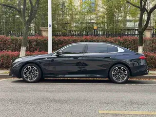 BMW 5 Series 2025 530Li Líder M Conjunto deportivo exterior foto 5 BMW 5 Series 2025 530Li Líder M Conjunto deportivo exterior foto 5