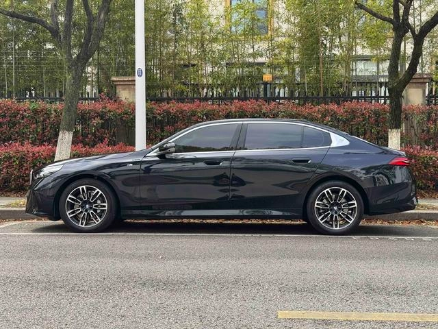 BMW 5 Series 2025 530Li Líder M Conjunto deportivo exterior foto 5 BMW 5 Series 2025 530Li Líder M Conjunto deportivo exterior foto 5