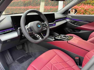 BMW 5 Series 2025 530Li Líder M Conjunto deportivo exterior foto 7 BMW 5 Series 2025 530Li Líder M Conjunto deportivo exterior foto 7