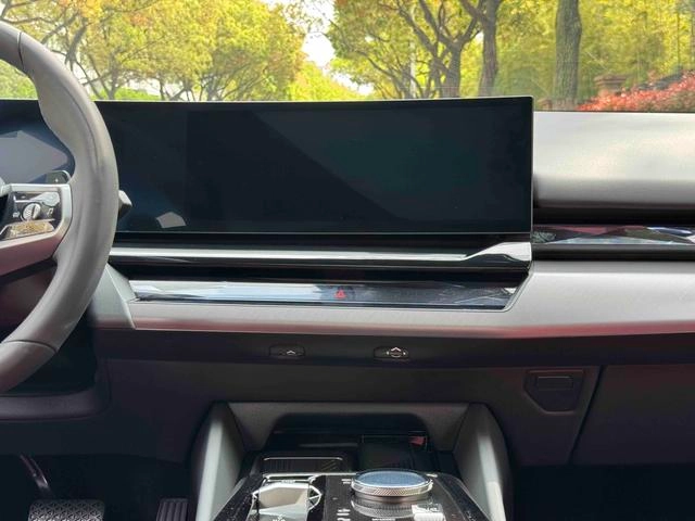 BMW 5 Series 2025 530Li Líder M Conjunto deportivo exterior foto 8 BMW 5 Series 2025 530Li Líder M Conjunto deportivo exterior foto 8