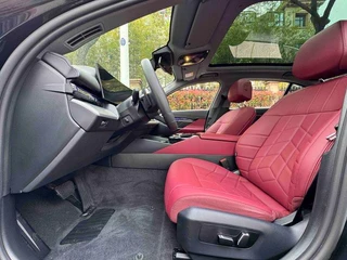 BMW 5 Series 2025 530Li Líder M Conjunto deportivo interior foto 10 BMW 5 Series 2025 530Li Líder M Conjunto deportivo interior foto 10