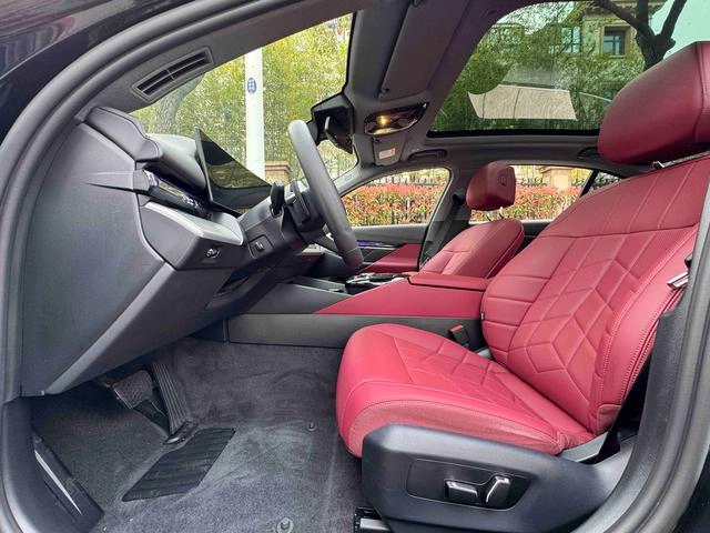 BMW 5 Series 2025 530Li Líder M Conjunto deportivo interior foto 10 BMW 5 Series 2025 530Li Líder M Conjunto deportivo interior foto 10