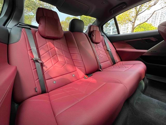 BMW 5 Series 2025 530Li Líder M Conjunto deportivo interior foto 14 BMW 5 Series 2025 530Li Líder M Conjunto deportivo interior foto 14