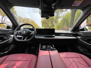BMW 5 Series 2025 530Li Líder M Conjunto deportivo interior foto 15 BMW 5 Series 2025 530Li Líder M Conjunto deportivo interior foto 15