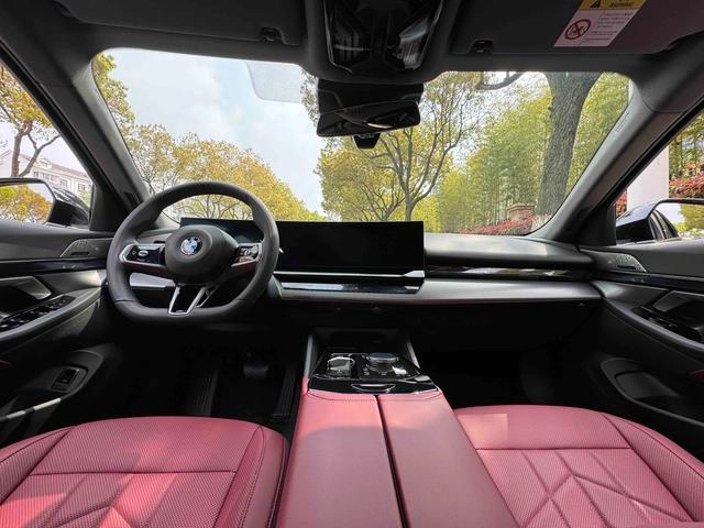 BMW 5 Series 2025 530Li Líder M Conjunto deportivo interior foto 15 BMW 5 Series 2025 530Li Líder M Conjunto deportivo interior foto 15