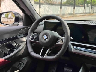 BMW 5 Series 2025 530Li Líder M Conjunto deportivo interior foto 17 BMW 5 Series 2025 530Li Líder M Conjunto deportivo interior foto 17