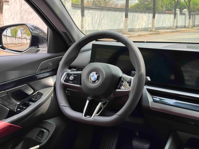 BMW 5 Series 2025 530Li Líder M Conjunto deportivo interior foto 17 BMW 5 Series 2025 530Li Líder M Conjunto deportivo interior foto 17