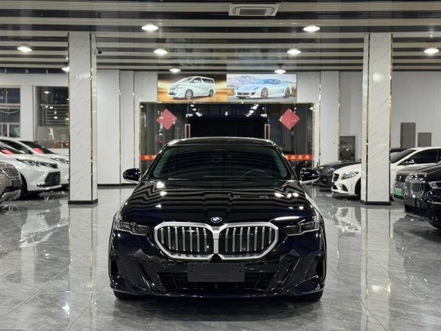 BMW 5 Series 2026 530Li Leading Type M Sports suit exterior photo 2