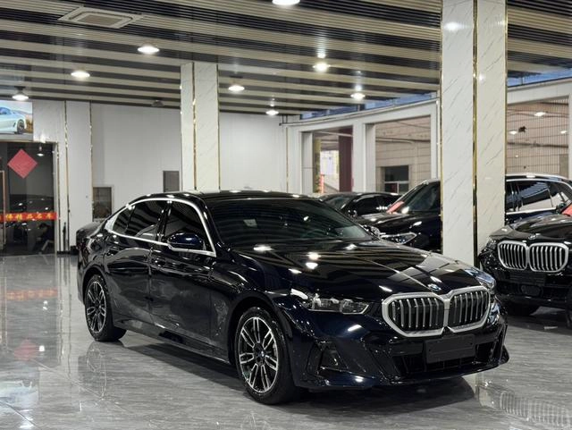 BMW 5 Series 2026 530Li Leading Type M Sports suit exterior photo 3