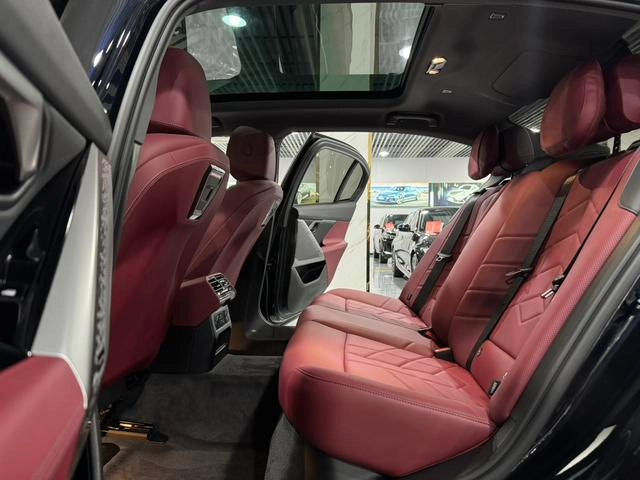 BMW 5 Series 2026 530Li Leading Type M Sports suit exterior photo 5