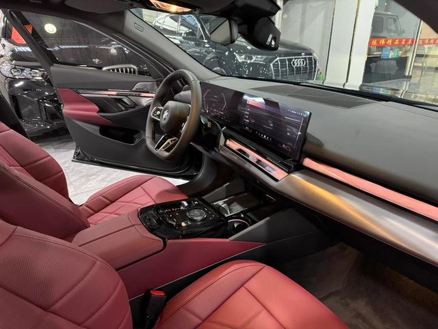 BMW 5 Series 2026 530Li Leading Type M Sports suit interior photo 9