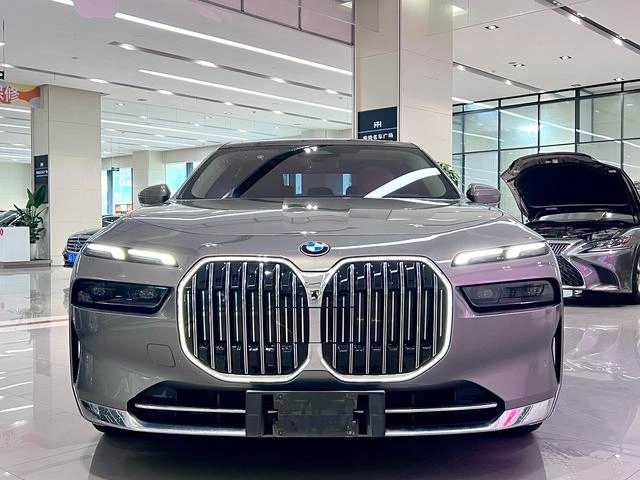 BMW 7 Series 2023 735Li Luxury Set exterior photo 2