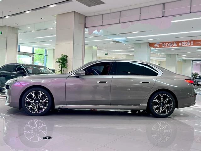 BMW 7 Series 2023 735Li Luxury Set exterior photo 3
