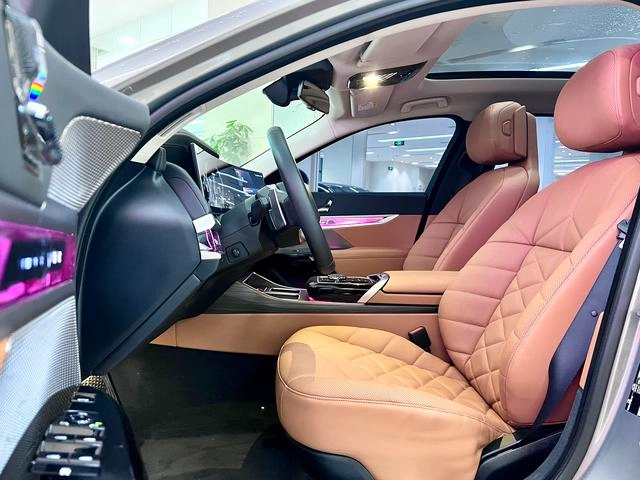 BMW 7 Series 2023 735Li Luxury Set interior photo 6