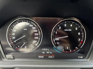 BMW 1 Series 2023 125i M Edición nocturna deportiva interior foto 14