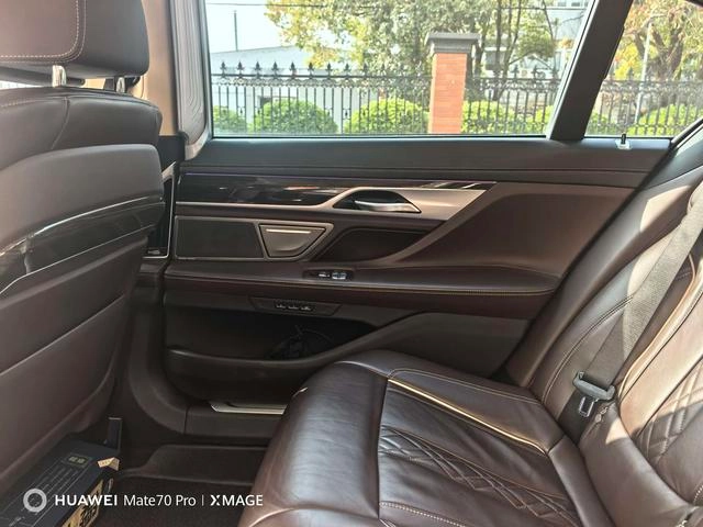 BMW 7 Series 2021 730Li Ensemble de luxe intérieur photo 13