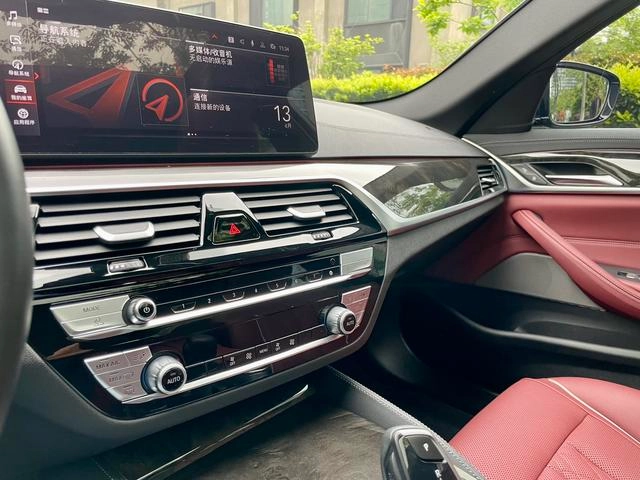 BMW 5 Series 2022 525Li M Conjunto deportivo interior foto 18