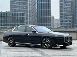 BMW 7 Series 2023 735Li M Conjunto deportivo exterior foto 3