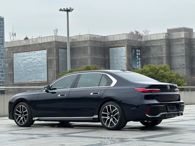 BMW 7 Series 2023 735Li M Conjunto deportivo exterior foto 4