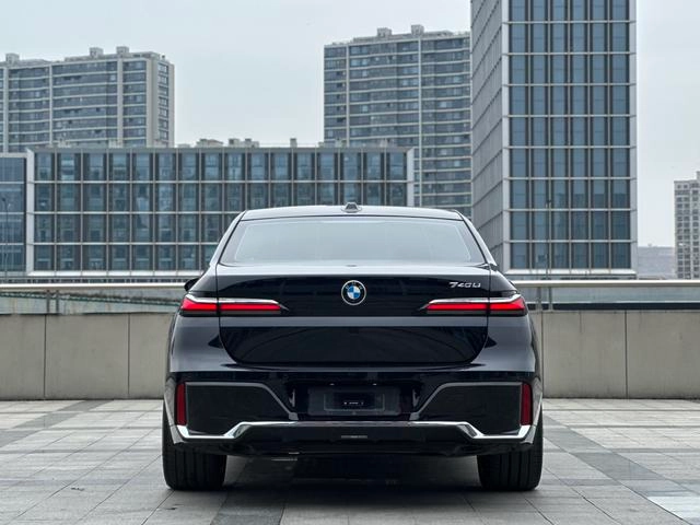 BMW 7 Series 2023 735Li M Conjunto deportivo exterior foto 5