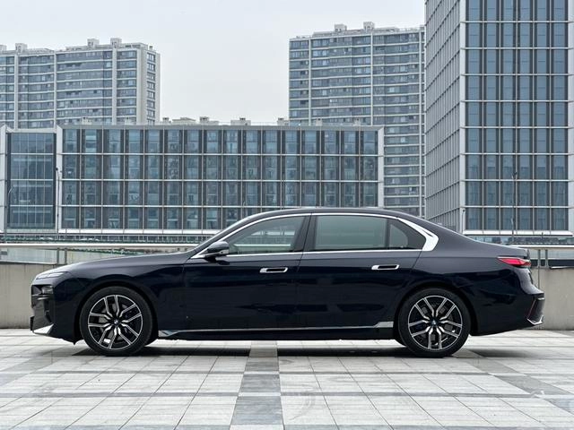 BMW 7 Series 2023 735Li M Conjunto deportivo exterior foto 7