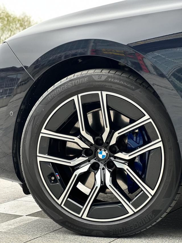BMW 7 Series 2023 735Li M Conjunto deportivo exterior foto 8
