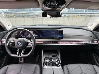 BMW 7 Series 2023 735Li M Conjunto deportivo exterior foto 9