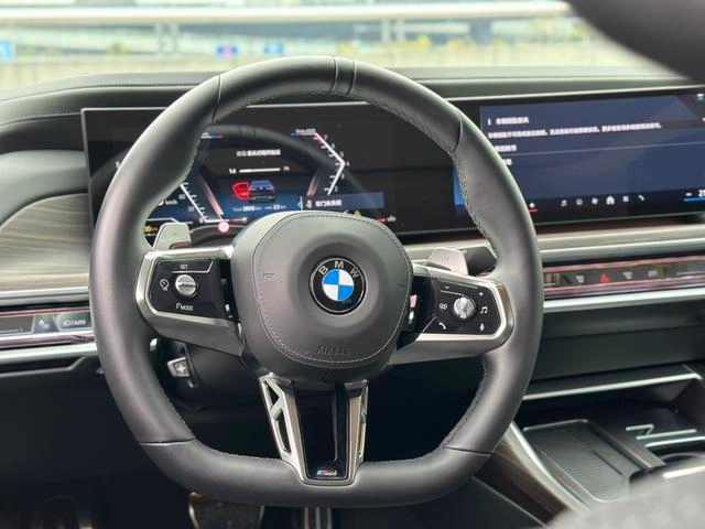 BMW 7 Series 2023 735Li M Conjunto deportivo interior foto 10