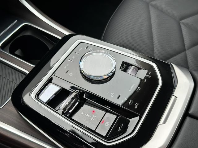 BMW 7 Series 2023 735Li M Conjunto deportivo interior foto 11