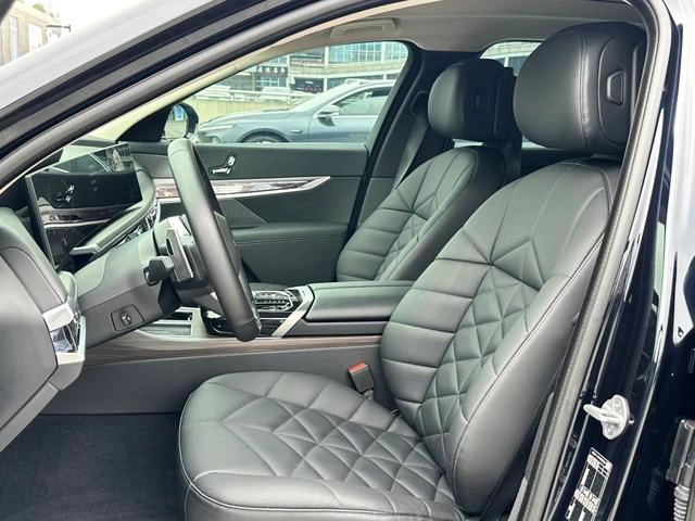 BMW 7 Series 2023 735Li M Conjunto deportivo interior foto 15