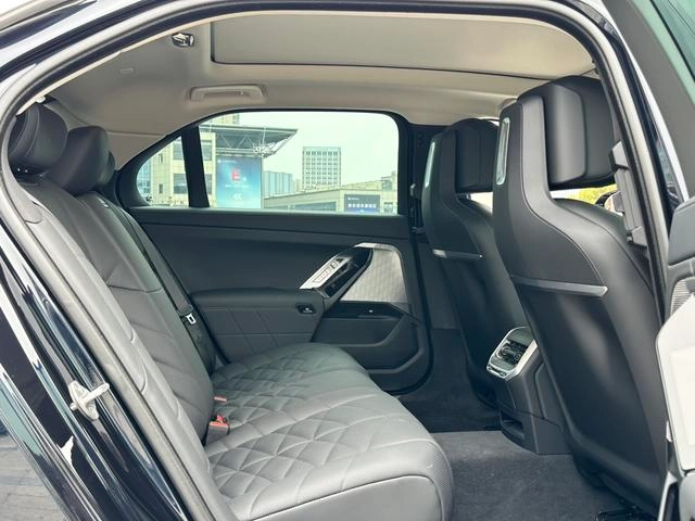 BMW 7 Series 2023 735Li M Conjunto deportivo interior foto 16