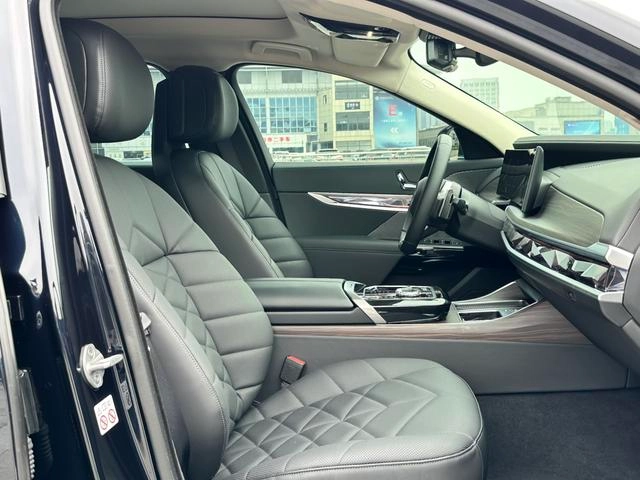 BMW 7 Series 2023 735Li M Conjunto deportivo interior foto 17