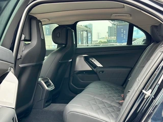 BMW 7 Series 2023 735Li M Conjunto deportivo interior foto 18