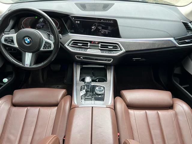 BMW X5 2021 xDrive40i M Спортивный костюм интерьер фото 6