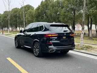 BMW X5 2021 xDrive40i M Спортивный костюм интерьер фото 8
