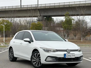 Volkswagen Golf 2023 200TSI DSG Pro exterior foto 2