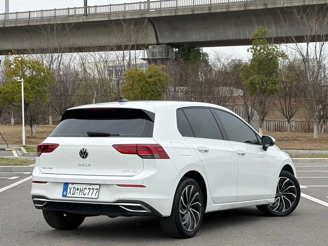 Volkswagen Golf 2023 200TSI DSG Pro exterior foto 5