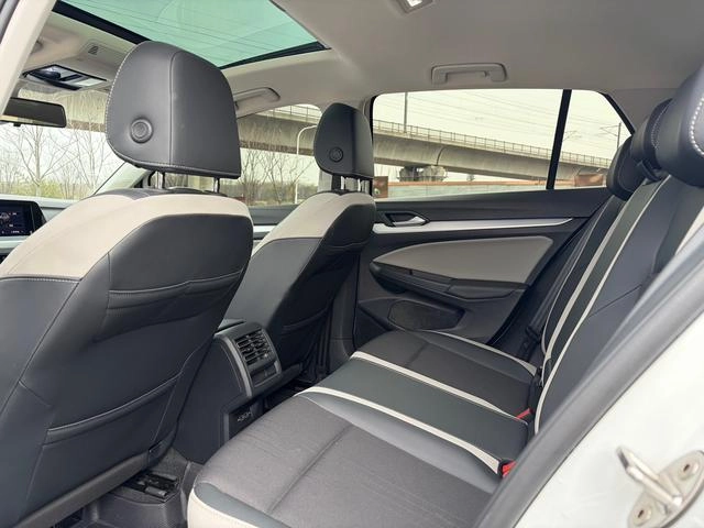 Volkswagen Golf 2023 200TSI DSG Pro exterior foto 7