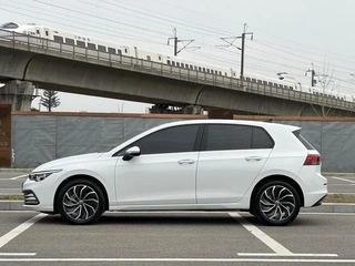 Volkswagen Golf 2023 200TSI DSG Pro exterior foto 8