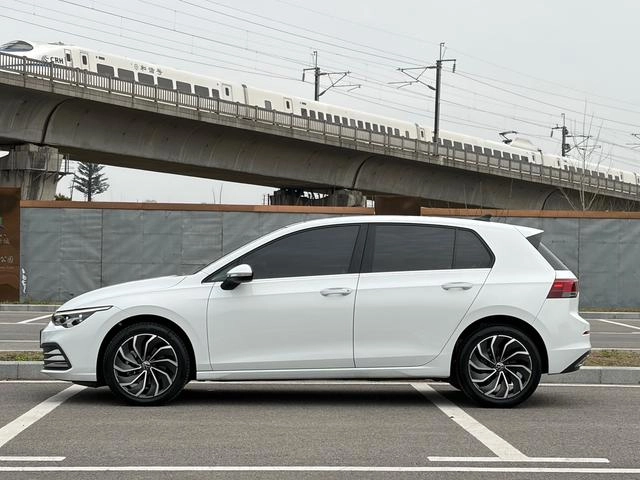 Volkswagen Golf 2023 200TSI DSG Pro exterior foto 8