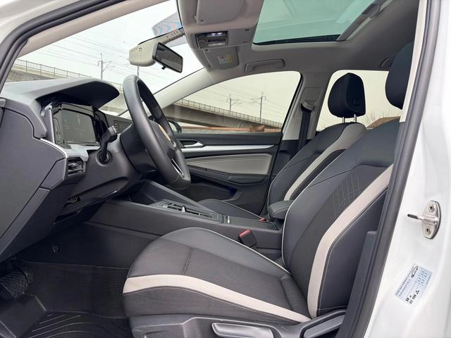 Volkswagen Golf 2023 200TSI DSG Pro interior foto 9