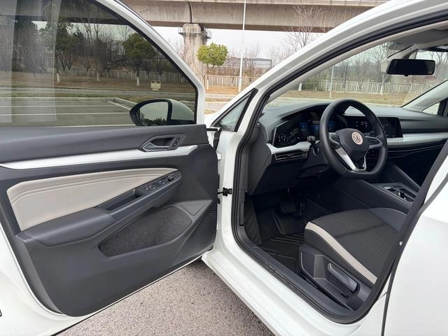 Volkswagen Golf 2023 200TSI DSG Pro interior foto 10