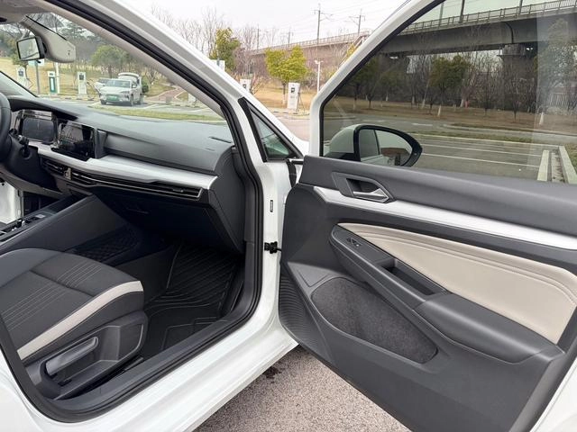 Volkswagen Golf 2023 200TSI DSG Pro interior foto 11