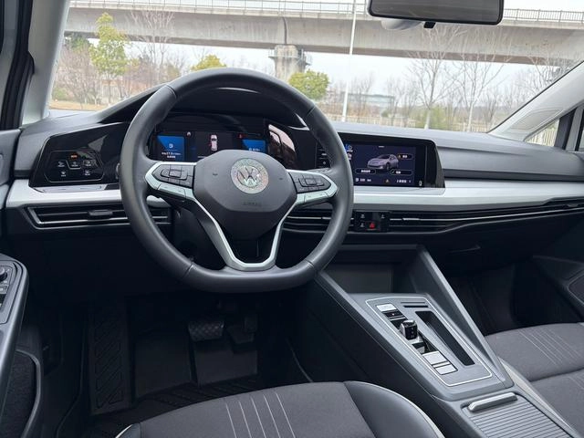 Volkswagen Golf 2023 200TSI DSG Pro interior foto 12