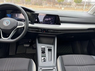 Volkswagen Golf 2023 200TSI DSG Pro interior foto 13