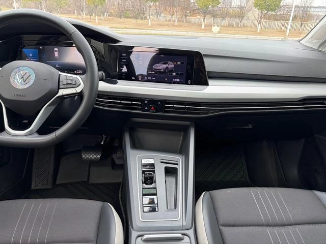Volkswagen Golf 2023 200TSI DSG Pro interior foto 13